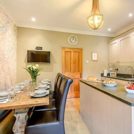 4 Bed In Ullswater 88023 *